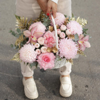 Корзина с хризантемами и розами ЗОЛОТАЯ НЕЖНОСТЬ