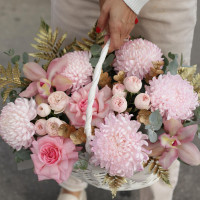 Корзина с хризантемами и розами ЗОЛОТАЯ НЕЖНОСТЬ