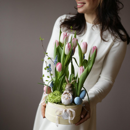 Пасхальная композиция с тюльпанами и зайкой