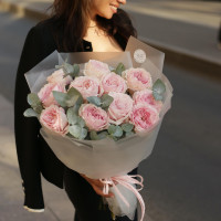 Букет пионовидных роз с эвкалиптом, 11 шт