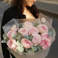 Букет пионовидных роз с эвкалиптом, 11 шт