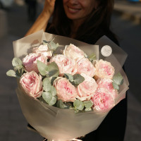 Букет пионовидных роз с эвкалиптом, 11 шт