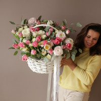 Корзина весенних цветов Лютики и тюльпаны