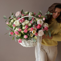 Корзина весенних цветов Лютики и тюльпаны