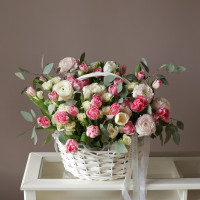 Корзина весенних цветов Лютики и тюльпаны