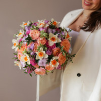 Букет с пионовидными розами, нарциссами и хлопком ЭКСПРЕССИЯ