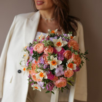 Букет с пионовидными розами, нарциссами и хлопком ЭКСПРЕССИЯ