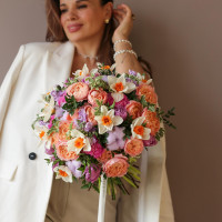 Букет с пионовидными розами, нарциссами и хлопком ЭКСПРЕССИЯ