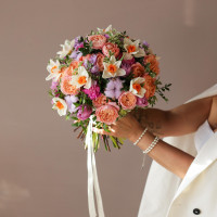 Букет с пионовидными розами, нарциссами и хлопком ЭКСПРЕССИЯ