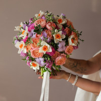 Букет с пионовидными розами, нарциссами и хлопком ЭКСПРЕССИЯ