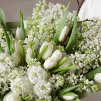Букет БЕЛЫЙ из изящной сирени и тюльпан