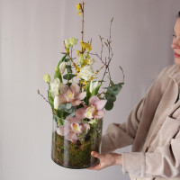 Букет в стеклянном цилиндре ТРИ ОРХИДЕИ