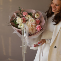 Букет АЙРИ с гортензией, ранункулюсами и диантусом