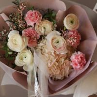 Букет АЙРИ с гортензией, ранункулюсами и диантусом