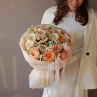 Букет пионовидных роз Джульетта и мелкой ромашки АНГЕЛ