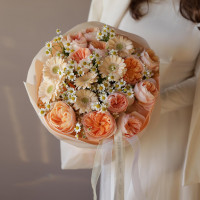 Букет пионовидных роз Джульетта и мелкой ромашки АНГЕЛ