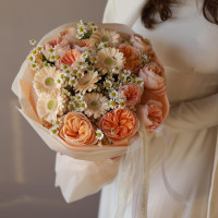 Букет пионовидных роз Джульетта и мелкой ромашки АНГЕЛ