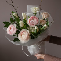 Букет с ранункулюсами и тюльпанами НЕМИДА