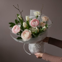 Букет с ранункулюсами и тюльпанами НЕМИДА