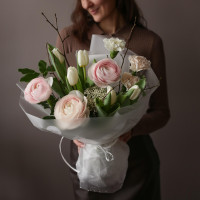 Букет с ранункулюсами и тюльпанами НЕМИДА
