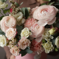 Коробка с ранункулюсами и кустовыми розами