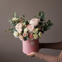 Коробка с ранункулюсами и кустовыми розами