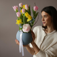 Букет в круглой вазе ВЕСЕННЯЯ НЕЖНОСТЬ