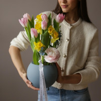 Букет в круглой вазе ВЕСЕННЯЯ НЕЖНОСТЬ