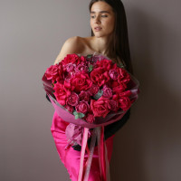 Букет с красными и малиновыми пионовидными розами СТРАСТНЫЙ ПЫЛ 