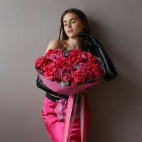 Букет с красными и малиновыми пионовидными розами СТРАСТНЫЙ ПЫЛ 