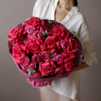 Букет с красными и малиновыми пионовидными розами СТРАСТНЫЙ ПЫЛ 