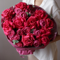 Букет с красными и малиновыми пионовидными розами СТРАСТНЫЙ ПЫЛ 