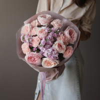 Букет ВОЙС с пионовидными розами и маттиолой