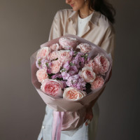 Букет ВОЙС с пионовидными розами и маттиолой