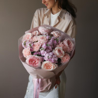 Букет ВОЙС с пионовидными розами и маттиолой