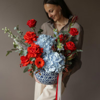 Авторский букет гортензий, роз в дизайнерской вазе ЛЕД И ПЛАМЯ, S