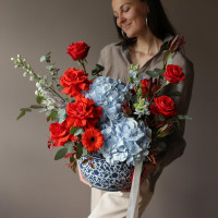 Авторский букет гортензий, роз в дизайнерской вазе ЛЕД И ПЛАМЯ, S