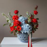 Авторский букет гортензий, роз в дизайнерской вазе ЛЕД И ПЛАМЯ, S