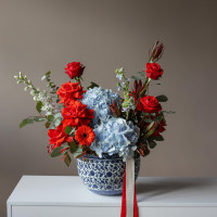 Авторский букет гортензий, роз в дизайнерской вазе ЛЕД И ПЛАМЯ, S