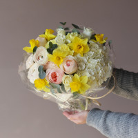 Букет весенний с нарциссами и ранункулюсами НЕЖНОЕ СОЛНЦЕ