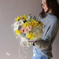Букет весенний с нарциссами и ранункулюсами НЕЖНОЕ СОЛНЦЕ