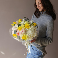 Букет весенний с нарциссами и ранункулюсами НЕЖНОЕ СОЛНЦЕ