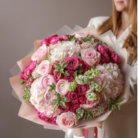 Букет с малиновыми розами и розовым миксом цветов АФРОДИТА, с сиренью