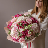 Букет с малиновыми розами и розовым миксом цветов АФРОДИТА, с сиренью