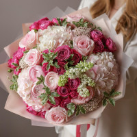 Букет с малиновыми розами и розовым миксом цветов АФРОДИТА, с сиренью