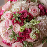 Букет с малиновыми розами и розовым миксом цветов АФРОДИТА, с сиренью