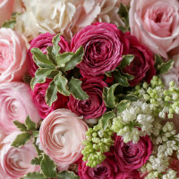 Букет с малиновыми розами и розовым миксом цветов АФРОДИТА, с сиренью