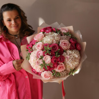 Букет с малиновыми розами и розовым миксом цветов АФРОДИТА, без сирени
