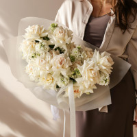 Букет с белыми розами и маттиолой ТОТ САМЫЙ