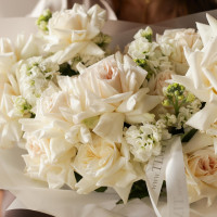 Букет с белыми розами и маттиолой ТОТ САМЫЙ